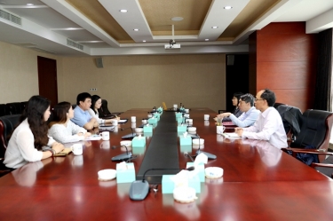 平湖市关工委主任邱其良莅临至尊国际纸业调研下一代事情