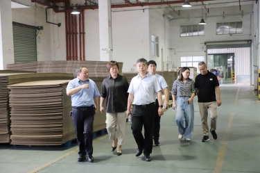 平湖市委常委、副市长张斌莅临至尊国际纸业全资子公司平湖景包调研残疾人就业事情