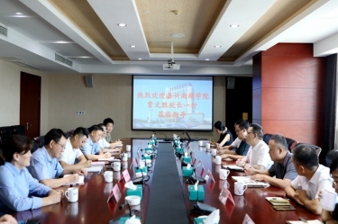 嘉兴南湖学院党委副书记、、校长贾文胜一行莅临至尊国际纸业调研交流