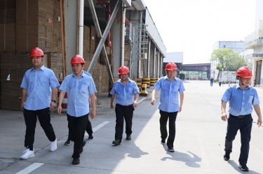 送清凉、、致敬意！公司董事长朱在龙带队慰问一线劳动者